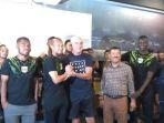 manajemen-jajaran-pelatih-bersama-pemain-persib-bandung.jpg