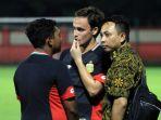 manajer-bhayangkara-fc-i-nyoman-yogi-hermawan-saat-menyaksikan-bhayangkara-fc.jpg