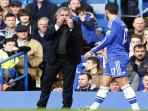 manajer-chelsea-jose-mourinho-memberikan-instruksi-kepada-eden-hazard_20150831_105454.jpg