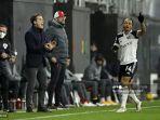 manajer-fulham-inggris-scott-parker-beri-arahan-kepada-fulham-bobby-decordova-reid.jpg