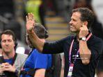 manajer-jerman-oliver-bierhoff-memberi-isyarat-di-lapangan.jpg