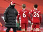 manajer-liverpool-jerman-jurgen-klopp-kiri-mengenakan-penutup-wajah.jpg