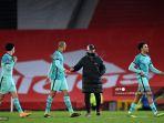 manajer-liverpool-jerman-jurgen-klopp-menghibur-para-pemainnya-setelah-pertandingan.jpg