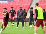 manajer-liverpool-jerman-jurgen-klopp-tengah-menyaksikan-pemanasan-jelang-lawan-arsenal.jpg