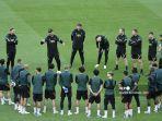 manajer-liverpool-jurgen-klopp-kiri-tengah-berbicara-dengan-para-pemain-dan-staf.jpg