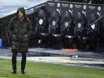 manajer-manchester-city-pep-guardiola-berdiri-di-tengah-hujan-selama-pertandingan.jpg