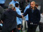 manajer-manchester-city-spanyol-pep-guardiola-kanan-berjabat-tangan-dengan-jose-mourinho.jpg