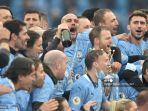 manajer-manchester-city-spanyol-pep-guardiola-tengah-merayakan-trofi-liga-inggris.jpg