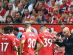 manajer-manchester-united-belanda-erik-ten-hag-berbicara-kepada-para-pemainnya.jpg