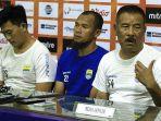 manajer-persib-bandung-umuh-muchtar-dan-pelatih-fisik-persib-bandung-yaya-sunarya.jpg