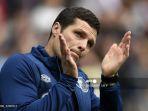 manajer-sementara-burnley-mike-jackson-memberi-tepuk-tangan-kepada-para-penggemar.jpg