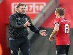 manajer-southampton-ralph-hasenhuttl-kiri-merayakan-dengan-james-ward-prowse.jpg