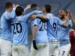 manchester-city-raheem-sterling-kanan-merayakan-dengan-rekan-satu-tim-setelah-gol-bunuh-diri.jpg