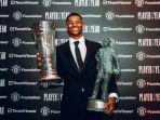 manchester-united-beri-marcus-rashford-penghargaan-player-of-the-year.jpg