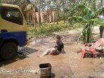 mandi-di-jalan-rusak-parah.jpg
