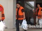 mantan-anggota-dprd-kota-malang-yang-tiba-di-kejati-jatim-selasa-111220180.jpg