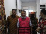 mantan-bupati-kupang-ibrahim-a-medah-ditahan.jpg