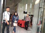 mantan-bupati-kutai-kartanegara-rita-widyasari-selepas-menjalani-pemeriksaan.jpg