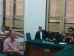 mantan-bupati-nias-binahati-b-baeha-mendengarkan-vonis-majelis-hakim-atas-kasus-kor_20180309_185828.jpg