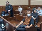 mantan-direktur-utama-pt-garuda-indonesia-emirsyah-satar-di-sidang-korupsi-pesawat.jpg