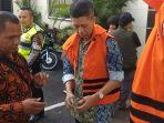 mantan-kalapas-sukamiskin-wahid-husen-yang-jari-tangannya-diborgol-saat-menuju-pengadilan-tipikor.jpg