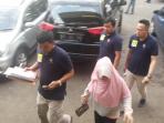 mantan-kepsek-smpn-24-helendrasari-jilbab-saat-tiba-di-kejari-bandar-lampung_20161025_210112.jpg