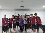 mantan-menperin-saleh-husin-saat-foto-bersama-para-pemain-barcelona-u-18.jpg