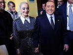 mantan-perdana-menteri-italia-silvio-berlusconi-dan-pasangannya.jpg