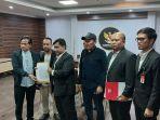 mantan-pimpinan-kpk-saut-situmorang-dan-direktur-amnesty-internasional-indonesia-usman-hamid.jpg