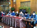 mantan-politikus-demokrat-hm-darmizal-kemeja-hitam.jpg