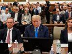 mantan-presiden-as-donald-trump-duduk-diam-bersama-pengacaranya.jpg