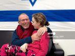 mantan-sandera-irlandia-israel-berusia-9-tahun-emily-hand-memeluk-ayahnya.jpg