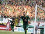 manuchekhr-dzhalilov-usai-cetak-gol-untuk-green-force-persebaya.jpg