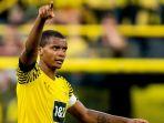 manuel-akanji-memberikan-komandonya-kepada-para-pemain-borussia-dortmund.jpg