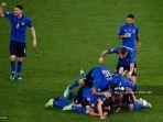 manuel-locatelli-di-lapangan-merayakan-dengan-rekan-satu-timnya-setelah-mencetak-gol.jpg