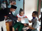 manun-menangis-ketika-tksk-kecamatan-bojonggede-menyalurkan-bst.jpg
