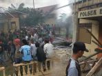 mapolsek-bendahara-dibakar_20181023_213153.jpg