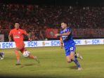 marc-anthony-klok-kanan-diadang-bek-borneo-fc-samarinda-silverio-junior.jpg
