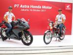 marc-dan-dani-berfoto-diatas-motor-honda-beda-era_20171016_180514.jpg