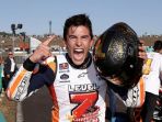 marc-marquez-dan-helm-baru-berkelir-emas-di-selebrasi-motogp-jepang-2018_20181021_213624.jpg