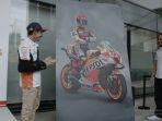 marc-marquez-dapat-lukisan-di-kampus-repsol.jpg