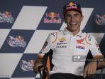 marc-marquez-dari-spanyol-dan-tim-repsol-honda-tersenyum.jpg