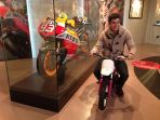 marc-marquez-dengan-motor-pertamanya-yamaha-pw50-dan-honda-rc213v_20181007_162016.jpg