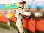 marc-marquez-memperlihatkan-goresan-di-sisi-kanan-baju-balap_20150929_115710.jpg
