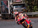 marc-marquez-salip-truk-di-pegunungan-hakone_20181018_095236.jpg