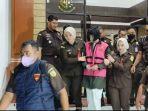 marcella-santoso-digiring-ke-mobil-kejaksaan.jpg
