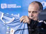 marcelo-bielsa-membentangkan-jersey-timnas-uruguay.jpg