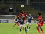 marco-motta-berduel-dengan-ardi-idrus-di-babak-pertama.jpg