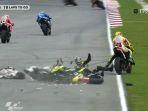 marco-simoncelli-mengalami-crash.jpg