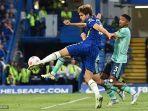 marcos-alonso-melakukan-tendangan-untuk-mencetak-gol.jpg